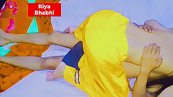 Pasangan India Menikmati Gairah Dari Belakang Setelah Foreplay Romantis Dan Ciuman. Petualangan Seks Anal Riya