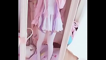 Le Premier Doigt De Kanna Taquine Dans Une Vidéo Cosplay