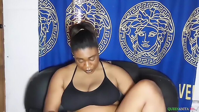 Grandes Tetas Naturales Y Belleza Negra: Hermanastra Necesitada De Amor