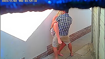 Video Fatto In Casa Di Una Coppia Che Si Eccita In Un Ristorante Pubblico