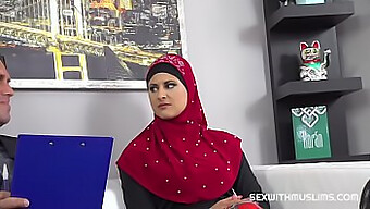 Arab Milf Hijabbal Elképesztő Szopást Ad