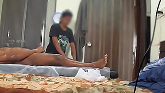 Kunjungan Mengejut Seorang Pria Kulit Hitam Kecil Ke Spa