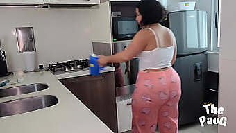 Un Couple D'Adolescents Amateurs Explore Le Sexe Dans La Cuisine Avec Un Jeu Anal Et Une Éjaculation