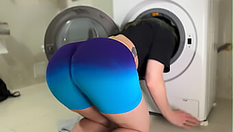 Brunette Stiefzus Blijft Vastzitten In Een Legging Bij De Wasmachine En Heeft Hulp Nodig