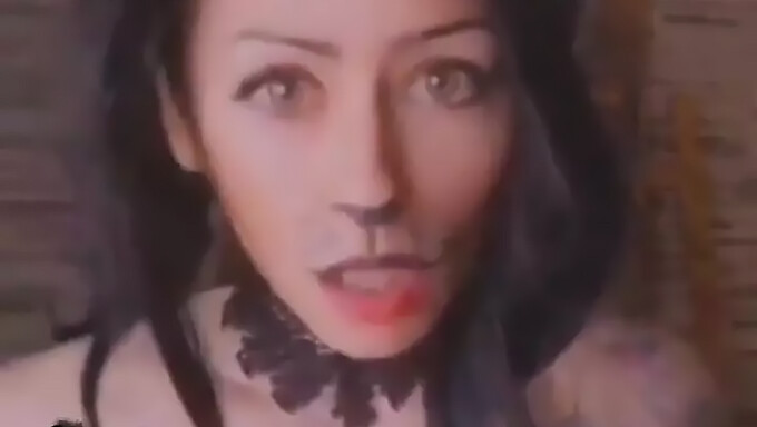 Video Buatan Sendiri Seorang Milf Bertato Dalam Kostum Halloween