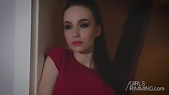 Ebony Tini Alessa Savage Cumshotot Kap Egy Hármasban