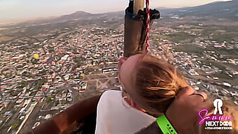 Sabahın Erken Saatlerinde, Piramitlerin Yakınındaki Sıcak Hava Balonunda Romantik Sevişme, Oral Zevkle Sona Eriyor